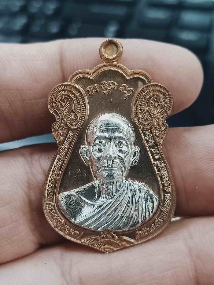 2-1326 วัดใจ 100 เหรียญ 168 รวยทางเดียว หลวงปู่บุญมา สำนักสงฆ์เขาแก้วทอง จ.ปราจีนบุรี 2564 ทองแดง หน้ากากชุบเงิน หมายเลข 71 กล่องเดิม***งานสวย ยุคต้น