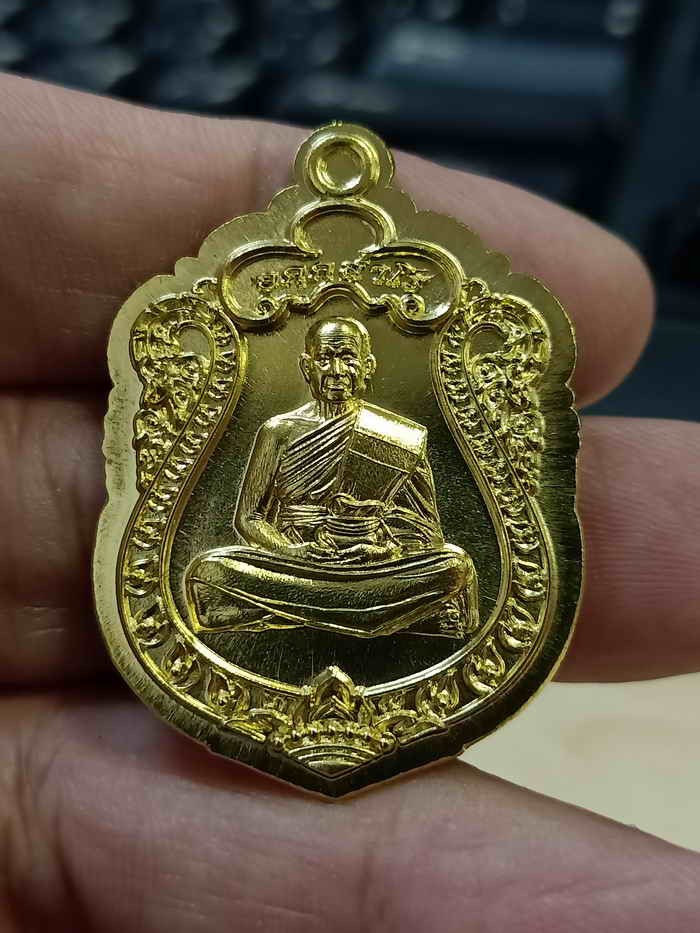 2-876 วัดใจ 100 เหรียญเสมาฉลองอายุวัฒนะมงคล 89 ปี หลวงพ่อรวย อคคฺสาโร วัดมาบตาพุด ระยอง ปี 2566 ทองทิพย์ ไม่ตัดปีก รก.18 หมายเลข 242 กล่องเดิม***วัดจัดสร้าง เสมาต้องมี