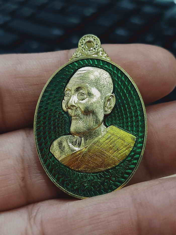 2-1359 วัดใจ 100 เหรียญหนุนดวง หลวงปู่ฮก วัดราษฏร์เรืองสุข จ.ชลบุรี 2567 ทองทิพย์ ลงยาเขียว จีวร หมายเลข 7136 กล่องเดิม ***ยาเขียวเหนี่ยวทรัพย์