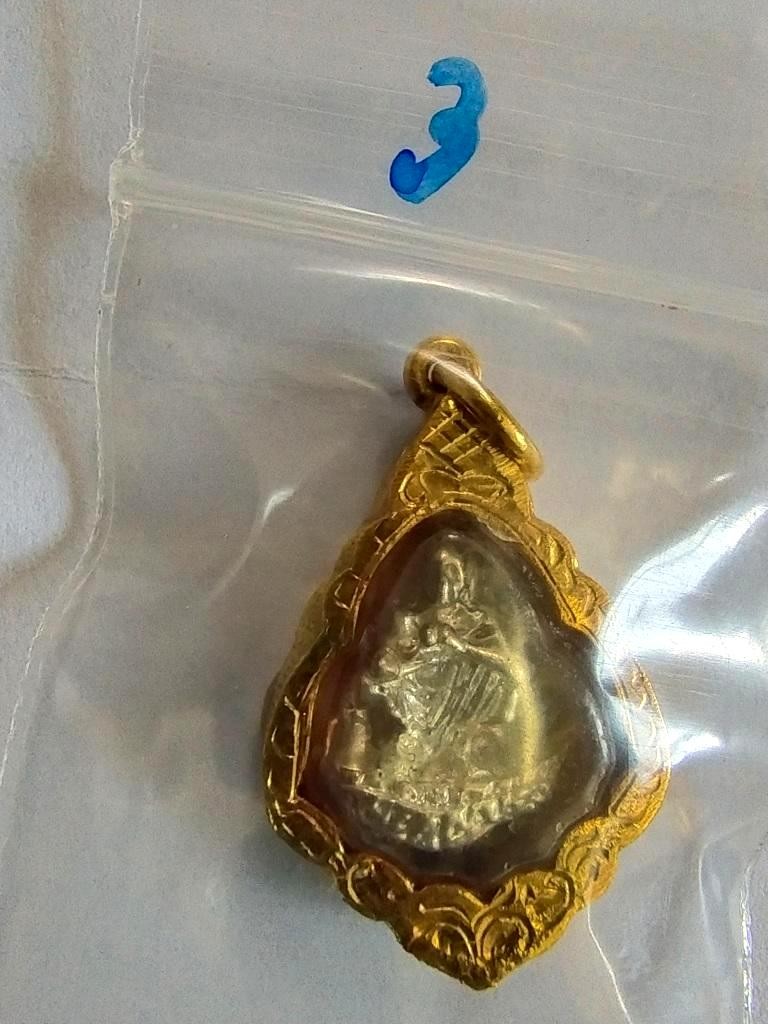 180.- หลวงพ่อคูณ เลี่ยมทองไมครอน องค์ที่ 3