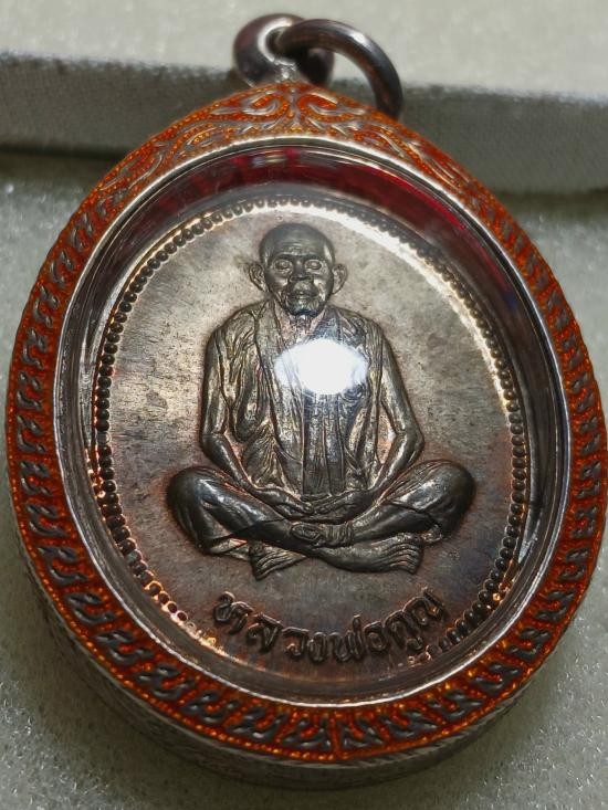 3500.-เหรียญเทพประทานพร หลวงพ่อคูณเนื้อนวะ เลี่ยมเงินแกะลายลงยาส้ม ปี2536