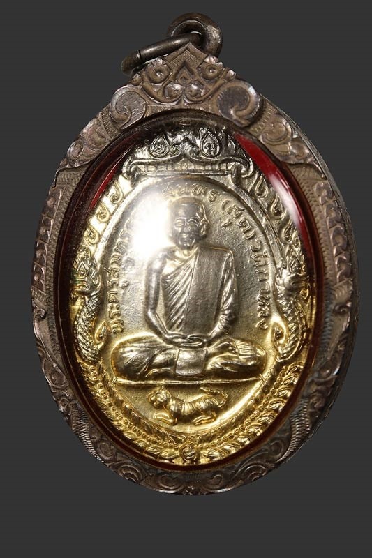 2700.-เหรียญหลวงพ่อสุด วัดกาหลง รุ่นเสือหมอบ ปี 2519 เนื้อกะไหล่ทอง เลี่ยมกรอบเงินหนาๆ