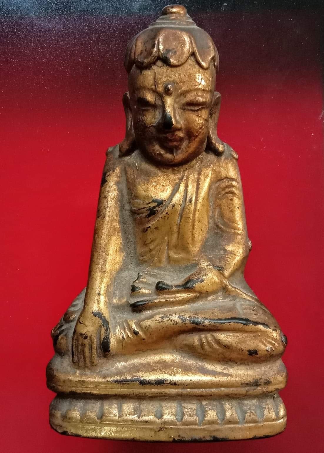 พระอุปคุต ( พระบัวเข็ม ) แกะสลักจากไม้โพธิ์ทอง ลงรักปิดทอง พระเก่าศิลปมอญพม่า.....ขนาดองค์พระขนาดหน้าตัก 2 นิ้วครึ่ง สูง 4 นิ้วครึ่ง