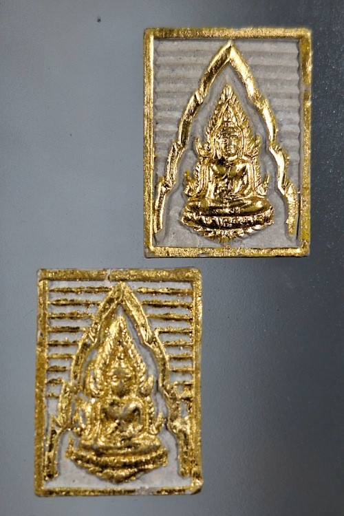 พระพุทธชินราช เนื้อผง ปัดทอง รุ่นเสาร์ 5 โครงการอาหารกลางวัน วัดพระศรีรัตนมหาธาตุ จังหวัดพิษณุโลก จำนวน ๒ องค์ a9