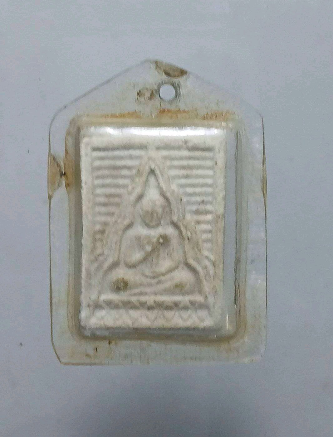 พระของขวัญรุ่น 6 พระไตรปิฏก เนื้อผงผสมมวลสาร หลวงพ่อสด วัดปากน้ำภาษีเจริญ จ.กรุงเทพมหานคร ปี 32 ปลุกเสกโดย พระราชพรหมเถระ (วีระ คณุตตโม) พระอาจารย์ใหญ่ฝ่ายวิปัสสนาธุระและรองเจ้าอาวาส วัดปากน้ำนิยมมาก ตอกโค๊ตกำกับด้านหลัง พระของขวัญ วัดปากน้ำ รุ่น 6 a7