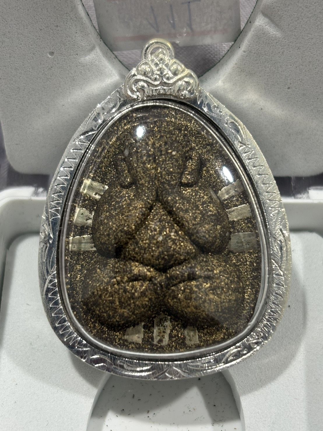 หลวงพ่อคูณ วัดบ้านไร่ ปิดตานวะมหามงคล แซยิด 76 ปี เนื้อผงใบลาน ตะกรุดเงิน 9 ดอก โรยผงตะไบพระกริ่ง ปี 2542 พร้อมเลี่ยมและกล่องเดิม