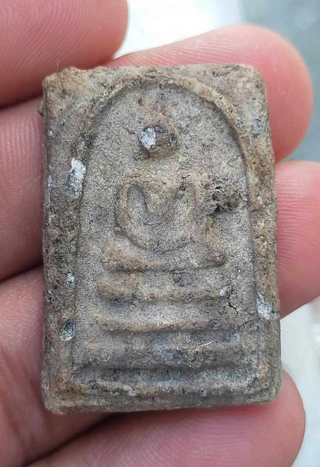 **วัดใจแดงแรก 350  บาท**...พระสมเด็จมีคราบกรุ  เนื้อผง  ไม่ทราบที่ครับ