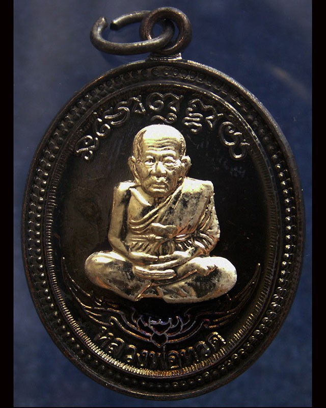 กรรมการ !!! เลข 948...เหรียญหลวงปู่ทวด หลังพ่อท่านเขียว วัดห้วยเงาะ รุ่นกิตติคุโณ 82 เนื้อทองแดงรมดำหน้า-หลังอัลปาก้า โค้ด-เลข พร้อมกล่องเดิม พ.ศ. 2553 สร้างแจกกรรมการ 999 องค์