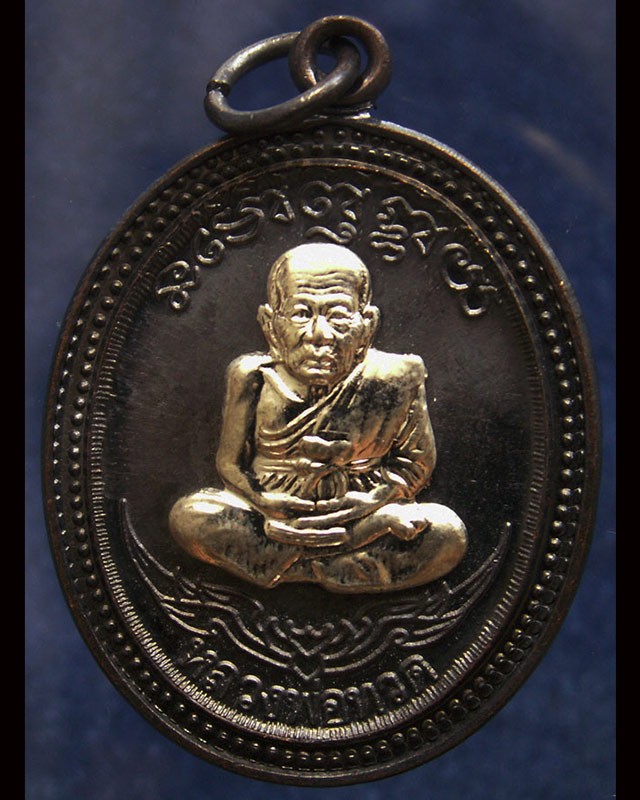 กรรมการ !!! เลข 954...เหรียญหลวงปู่ทวด หลังพ่อท่านเขียว วัดห้วยเงาะ รุ่นกิตติคุโณ 82 เนื้อทองแดงรมดำหน้า-หลังอัลปาก้า โค้ด-เลข พร้อมกล่องเดิม พ.ศ. 2553 สร้างแจกกรรมการ 999 องค์