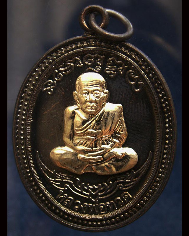 กรรมการ !!! เลข 957...เหรียญหลวงปู่ทวด หลังพ่อท่านเขียว วัดห้วยเงาะ รุ่นกิตติคุโณ 82 เนื้อทองแดงรมดำหน้า-หลังอัลปาก้า โค้ด-เลข พร้อมกล่องเดิม พ.ศ. 2553 สร้างแจกกรรมการ 999 องค์