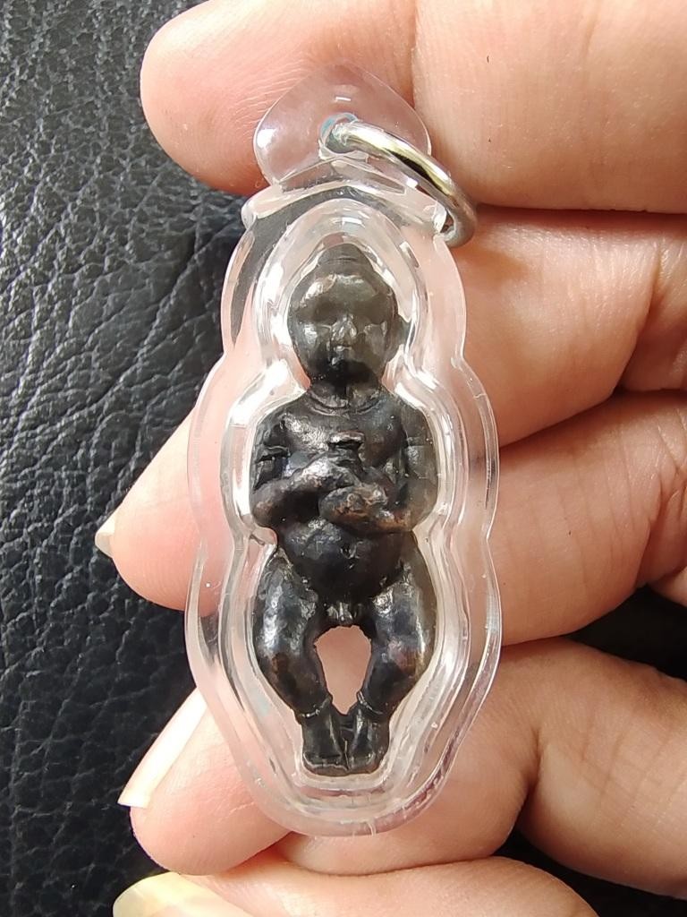 500.- กุมารทองหลวงพ่อกวย วัดโฆสิตาราม จ.ชัยนาท พิมพิ์ใหญ่ ปี2521 เนื้อตะกั่วชุบทองแดง พร้อมเลี่ยม องค์ที่ 4