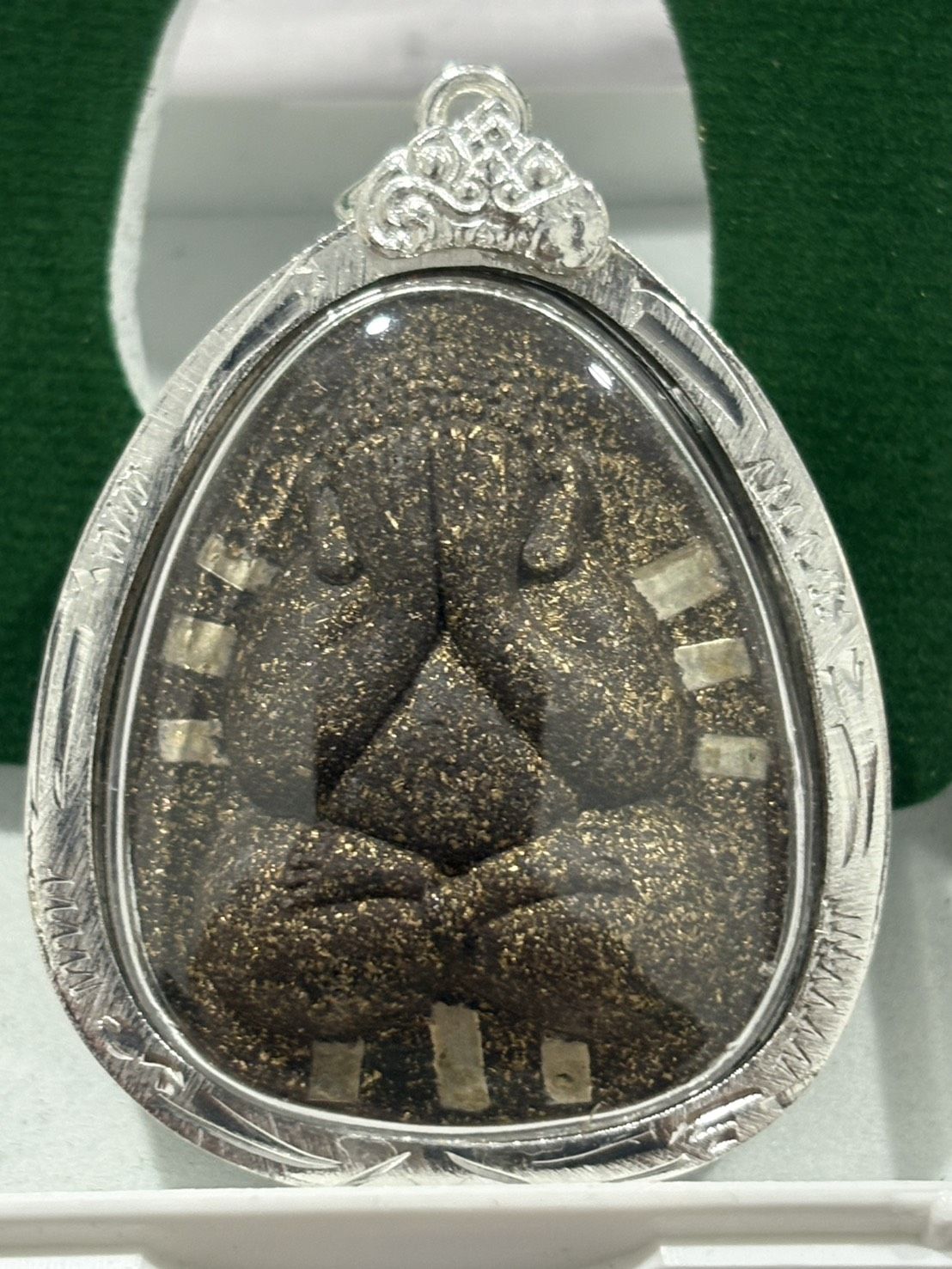 หลวงพ่อคูณ วัดบ้านไร่ ปิดตานวะมหามงคล แซยิด 76 ปี เนื้อผงใบลาน ตะกรุดเงิน 9 ดอก โรยผงตะไบพระกริ่ง ปี 2542 พร้อมเลี่ยมและกล่องเดิม