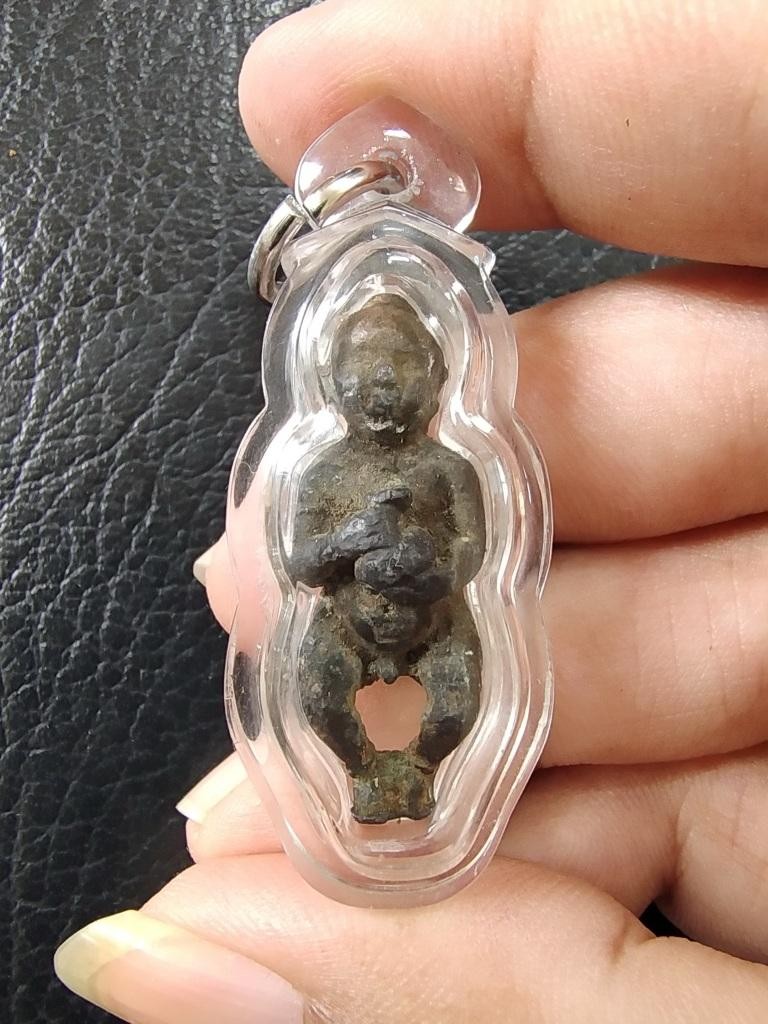 500.- กุมารทองหลวงพ่อกวย วัดโฆสิตาราม จ.ชัยนาท พิมพิ์ใหญ่ ปี2521 เนื้อตะกั่วชุบทองแดง พร้อมเลี่ยม องค์ที่ 7