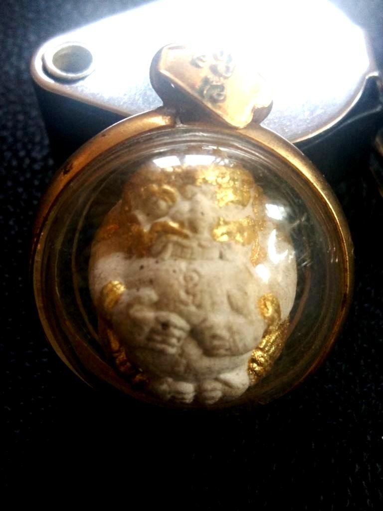 2500.-ลูกอมหนุมาน เนื้อผงปิดทอง รุ่นแรก หลวงพ่อพูล วัดไผ่ล้อม จ.นครปฐม ปี2544 เลี่ยมเก่ากรอบเดิมจากวัด