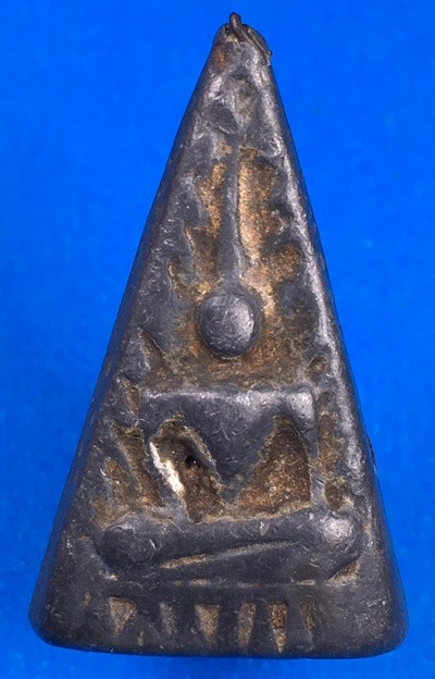 @@@เคาะแรก200บาท@@@พระพิมพ์สามเหลี่ยมสองหน้า เนื้อตะกั่ว หลวงพ่อดำ วัดกุฎี จังหวัดปราจีนบุรี