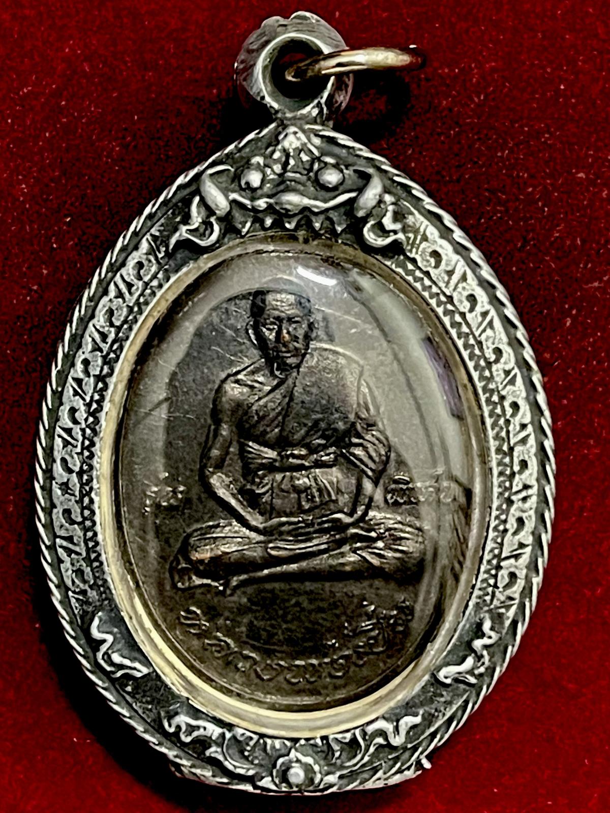 เหรียญหลวงพ่อเปิ่น วัดบางพระ จ.นครปฐม รุ่นแรก เนื้อทองแดงรมดำ  ในกรอบเลี่ยมสวย