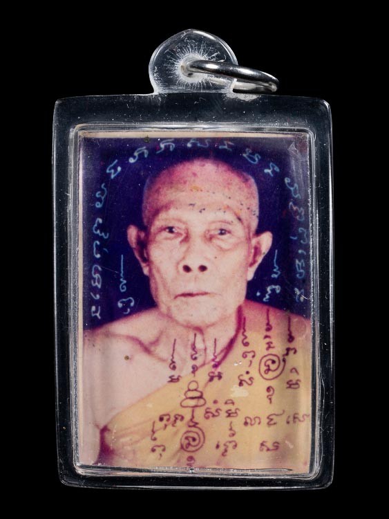 400.- ภาพถ่าย 1.5นิ้ว หลวงปู่หลิว วัดไร่แตงทอง จ.นครปฐม ปี2536 หลังสายสิญจน์และจีวร