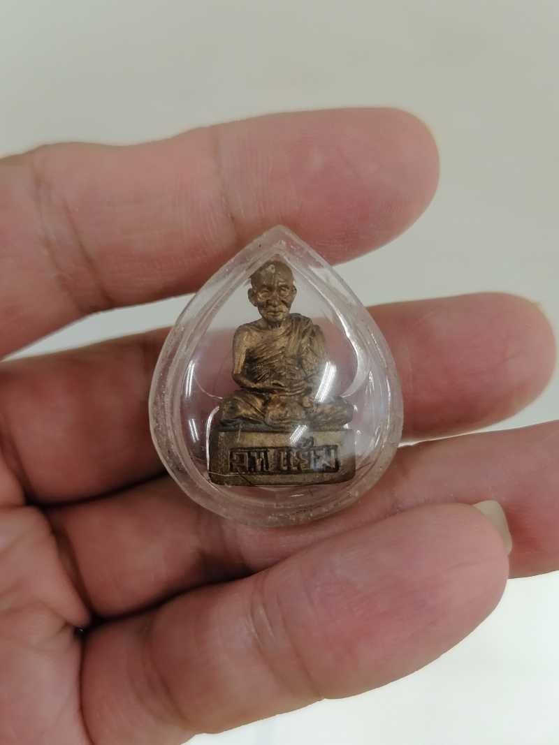 1000.-รูปหล่อโบราณหลวงพ่อแย้ม วัดตะเคียน นนทบุรี รุ่นแรก ปี2539 ใต้ฐานฝังตะกรุดโทนและเกศา พร้อมเลี่ยม