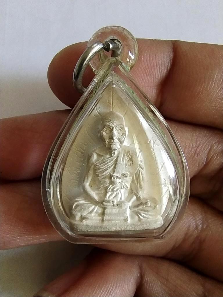 1500.-รูปเหมือนหล่อใบโพธิ์ หลวงพ่อเปิ่น วัดบางพระ จ.นครปฐม เนื้อเงิน ปี2537 พร้อมเลี่ยม