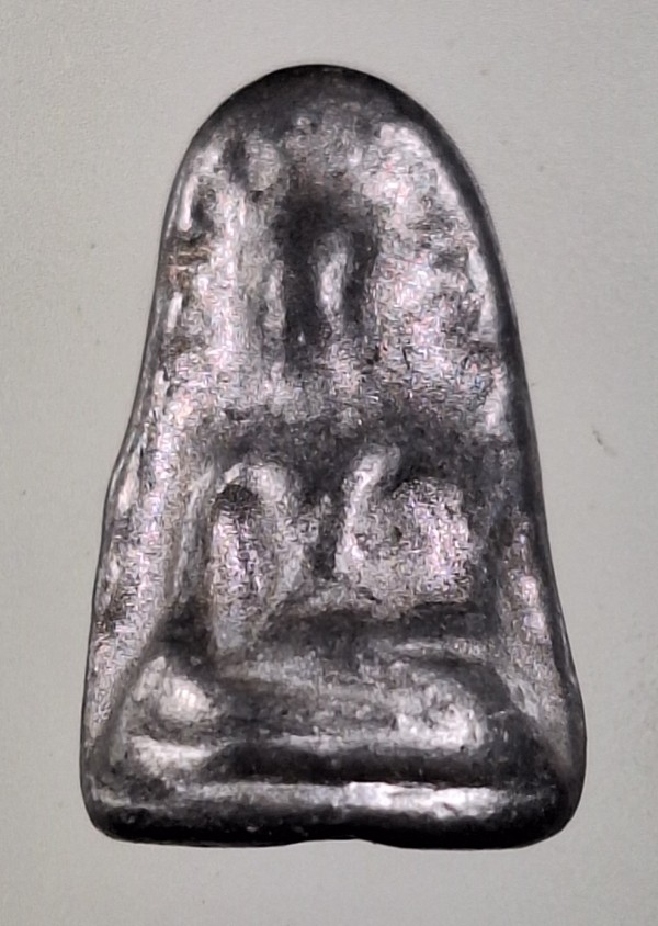 เคาะเดียว.....พระรอด หลวงปู่โต๊ะออกวัดโคนอน  จัดสร้างพระขึ้นมาเพื่อฉลองพระอุโบสถหลังใหม่ของทางวัดโคนอน โดยใช้แท่งเนื้อตะกั่ว และเศษพระปิดตา ของหลวงปู่เอี่ยมวัดหนัง พิมพ์หายากครับ