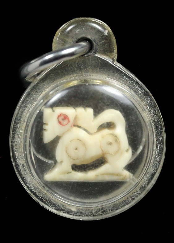 700.- สิงห์งาแกะพร้อมเลี่ยมไม่ทราบที่