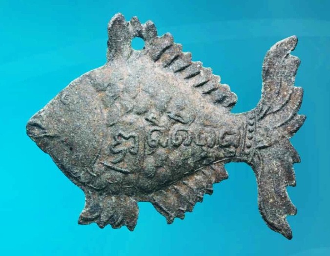 ปลาตะเพียน หลวงพ่อเต๋ วัดสามง่าม พิมพ์เล็ก เก่ามาก เนื้อโลหะผสม พร้อมบัตรรับพระเครื่องรางไทยครับ  a23