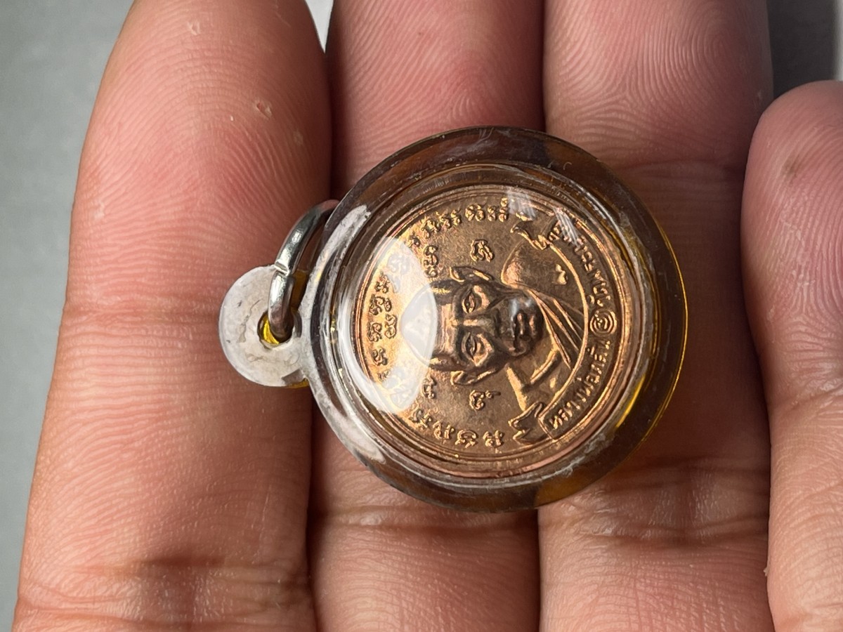 เหรียญ​หลวงพ่อ​กลั่น วัด​พระญาติ อยุธยา ปี 2544 เนื้อ​ทองแดงผิวไฟ ตอก​โค๊ต​ ๙  พร้อมเลี่ยม​กรอบ​กัน​น้ำ​อย่าง​ดี