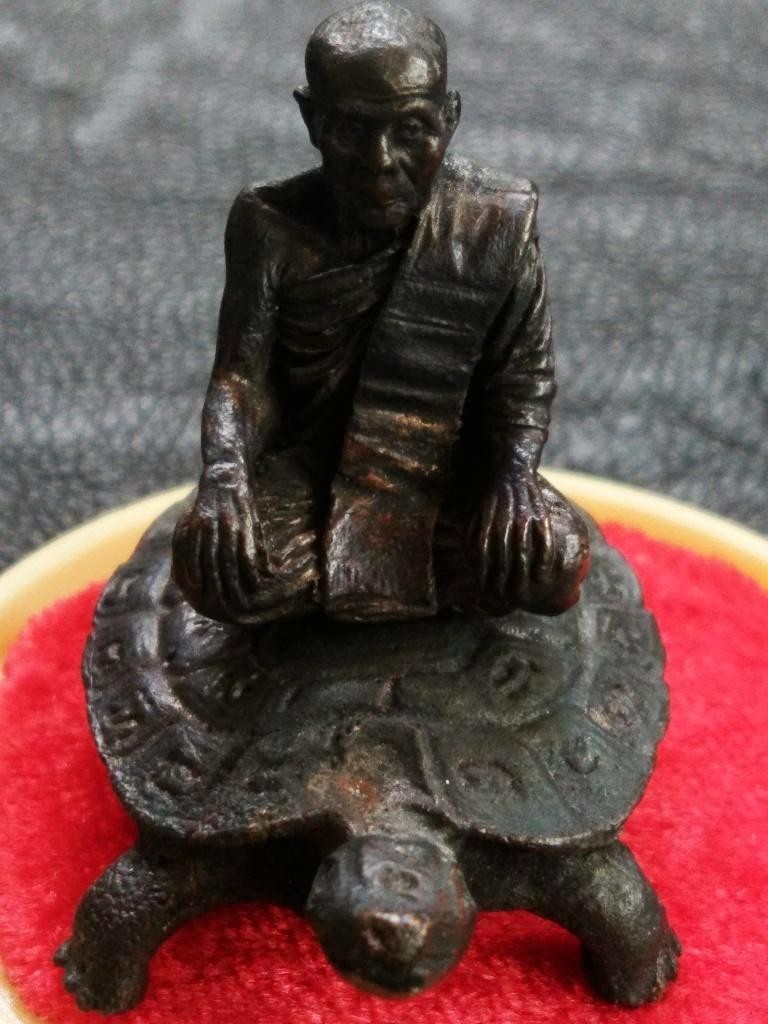 1500.-พระบูชาเต่าหลวงพ่อหลิว ครอบแก้ว ตั้งหน้ารถ 2นิ้ว ปี38-40 2ถอด