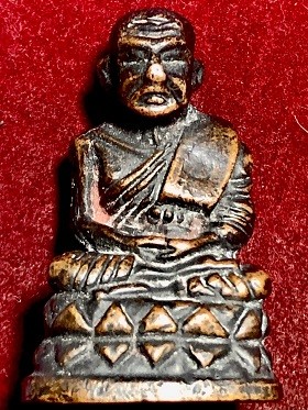 รูปเหมือนปั๊มหลวงพ่อทวด บัวรอบ ใต้ฐานลายเซ็นต์