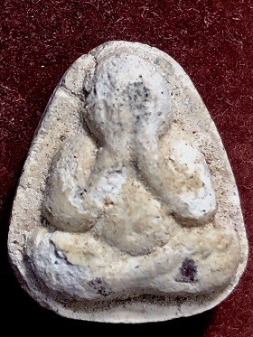 พระปิดตาเนื้อผงพิมพ์เล็ก ฝังเม็ดทับทิม หลวงปุ่ทิม วัดละหารไร่ จ.ระยอง พ.ศ. ๒๕๑๗