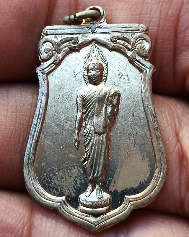 2.เหรียญเสมาฉลอง 25 พุทธศตวรรษ เนื้ออัลปาก้า พิมพ์แขนโตหลังยันต์ชิดบล็อคนิยม แกะจากกระดาษแก้วเดิม พร้อมบัตร G-Pra