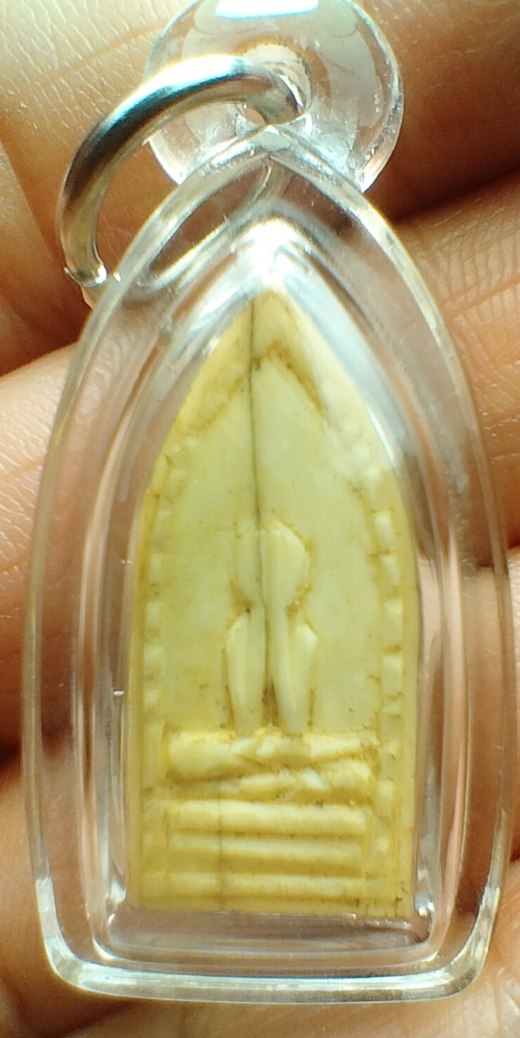 ปิดตางาแกะหลังพระแม่นางกวักหลวงพ่อกัน