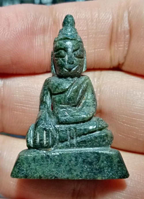 249..........พระรูปเหมือน  เนื้อหยกแกะ  กว้าง 1 นิ้ว   สูง 1.5 นิ้ว ....ไม่ทราบที่   สวยๆเก่า