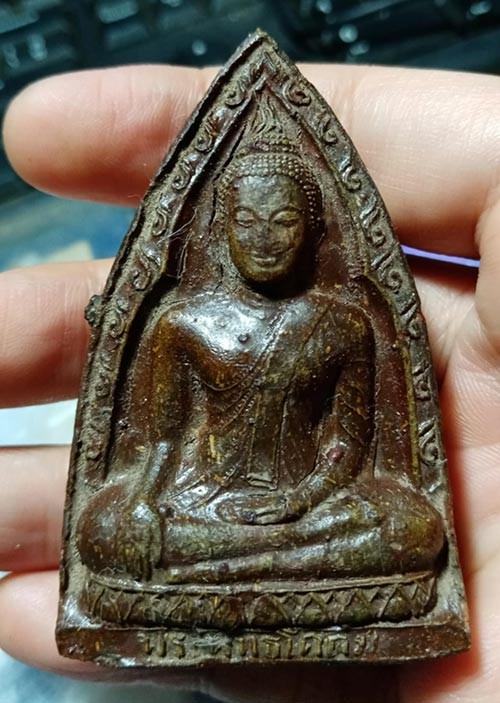 238.......!! พระพุทธโคดม (พระพุทธเจ้าองค์ปัจจุบัน)  หลวงพ่อขอม วัดไผ่โรงวัว จ.สุพรรณบุรี ปี 2505 เนื้อดินเผา เข้มๆ   หลังหนังสือชัด