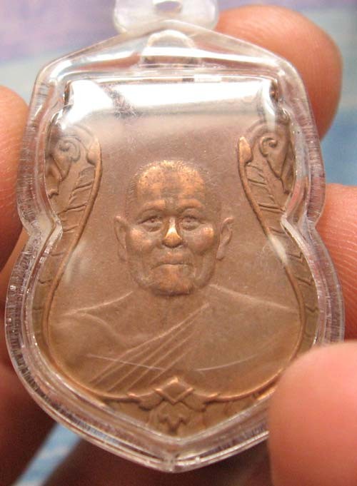 500.-เหรียญเสมาครึ่งองค์ หลวงพ่อเชื้อ วัดใหม่บำเพ็ญบุญ จ.ชัยนาท พร้อมเลี่ยม