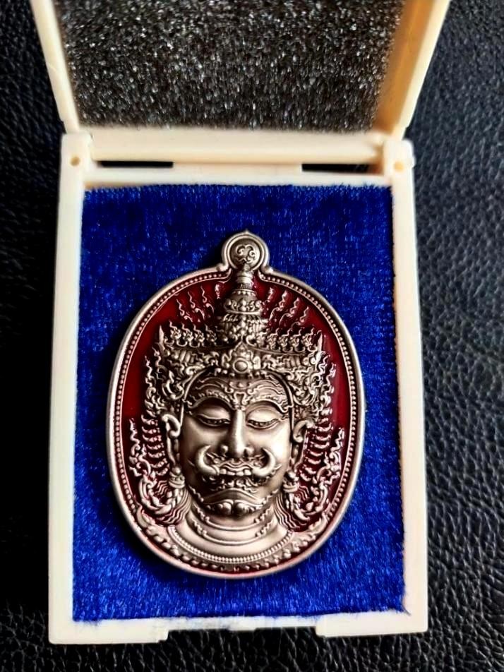 1500.-เหรียญท้าวเวสสุวรรณ รุ่นเทพเศรษฐี หลวงพ่อสุชาติ เนื้ออัลปาก้าซาตินลงยาพื้นสีแดง เลข 4 ปี2554