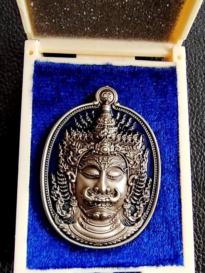 1500.-เหรียญท้าวเวสสุวรรณ รุ่นเทพเศรษฐี หลวงพ่อสุชาติ เนื้ออัลปาก้าซาตินลงยาพื้นน้ำเงิน เลข 10 ปี2554