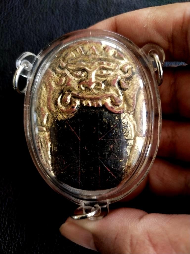 1200.- เครื่องรางแกะราหูอมจันทร์ 2หน้า พร้อมเลี่ยม