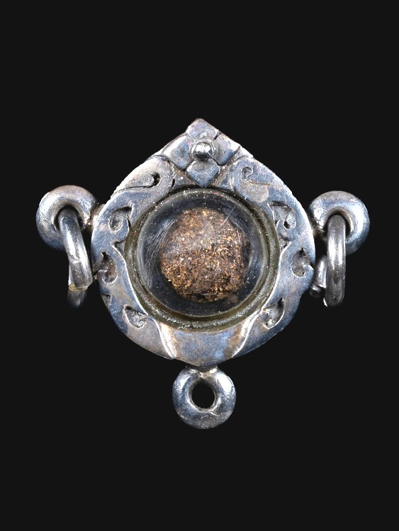 1500.- เม็ดผงยาเลี่ยมกรอบเงิน 3 ห่วง