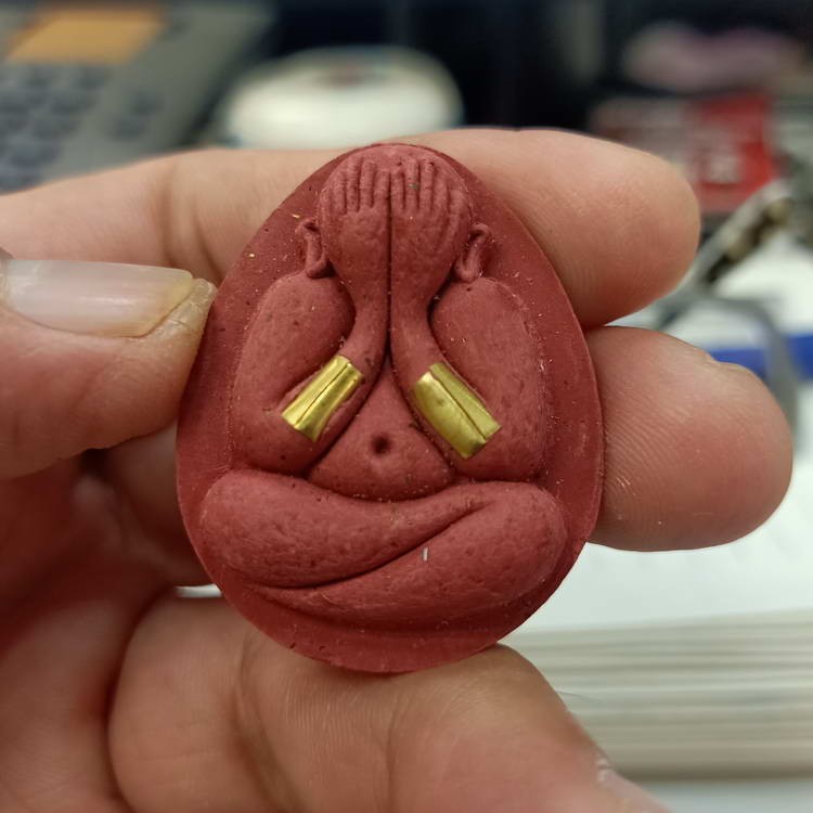 2-317 วัดใจ 50 พระปิดตาจั้มโบ้ ปลดหนี้ 168 หลวงปู่หมุน วัดบ้านจาน จ.ศรีสะเกษ ปี 2566 เนื้อแดงแรงฤทธิ์ ตะกรุดแขน 2 ข้าง หมายเลข 1247 กล่องเดิม