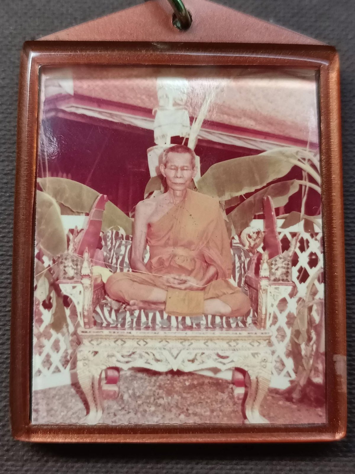 รูปถ่าย หลวงพ่อพรหหม วัดขนอนเหนือ  ปี พ.ศ.2527 ฉากใบกล้วย หลังปั๊มยันต์ นะวนเวียน