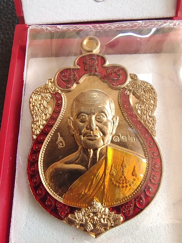 200.-เหรียญเสมาพญาราหู รุ่นเหนือดวง หลวงปู่จื่อ วัดเขาตาเงาะ จ.ชัยภูมิ ปี 63 ตอกโค๊ตจือ เนื้อทองแดงชุบเงาลงยาจีวรเหลืองขอบยาแดงไม่ตัดปีก เลข61 พร้อมกล่อง