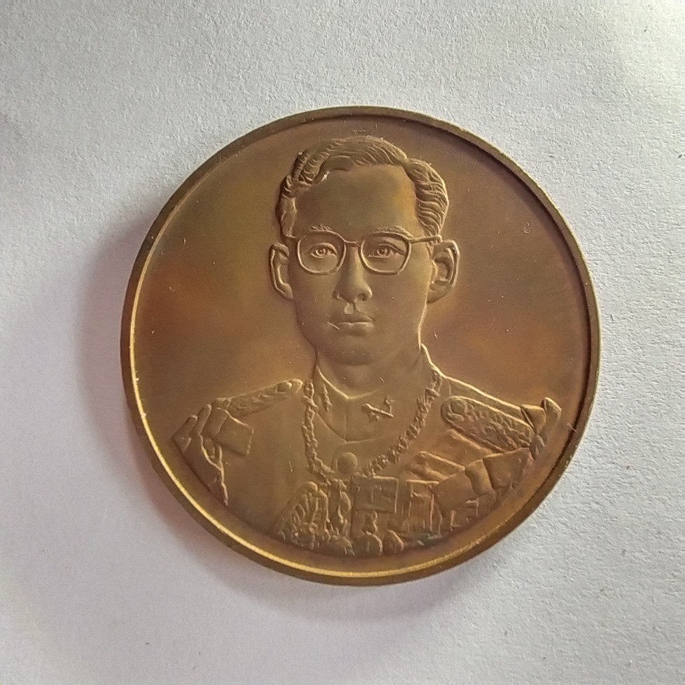 100.-เหรียญร.9 ฉลองสิริราชสมบัติครบ 50 ปีกาญจนาภิเษก พ.ศ 2539 เนื้อทองแดง