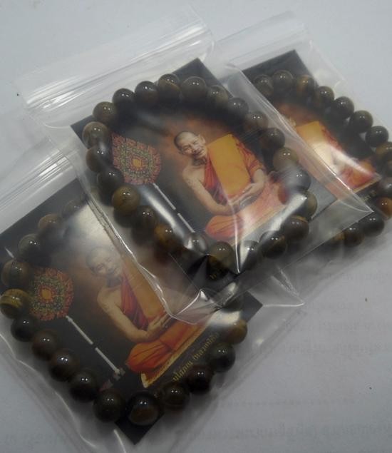 700.- กำไลหินตาเสือ หลวงปู่ศิลา วัดพระธาตุหมื่นหิน จำนวน 3 เส้น