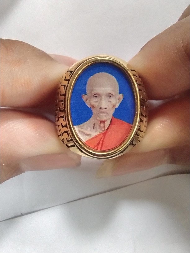 1500.-แหวนหลวงพ่อไม่ทราบเกจิ เป็นทองยิงเลเซอร์ ไม่ใช่ทองจริงนะครับขายหรือจำนำไม่ได้ ก.2 ส.2.2ซม.
