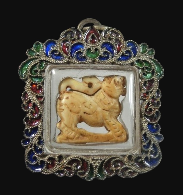 2000.-สิงห์แกะ เลี่ยมจับขอบเงินลงยา