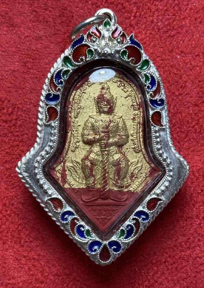 2500.- ท้าวเวสสุวรรณโณ หลวงพ่ออิฐ วัดจุฬามณี จ.สมุทรสงคราม เนื้อผงแดงซาจู ปิดทองในพิมพ์ ปี62 เลี่ยมเงินลงยา เลข179