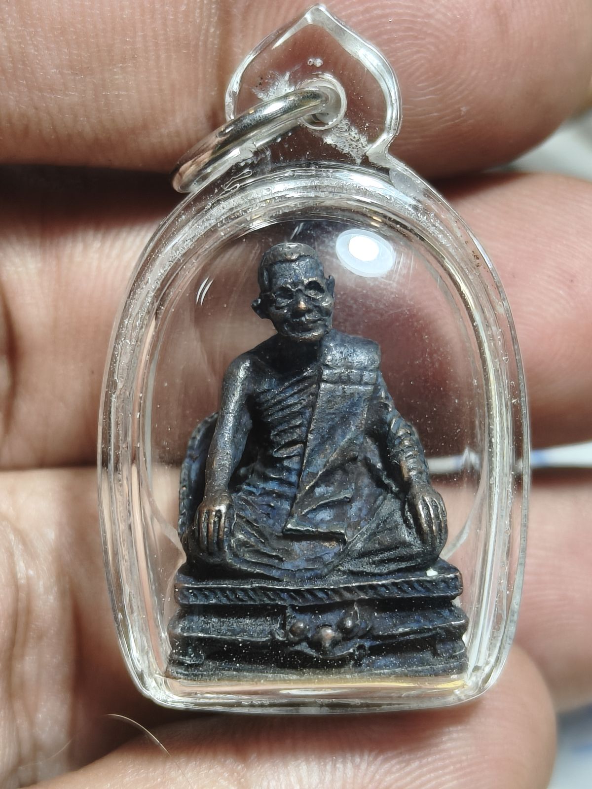 รูปหล่อไฟฟ้าหลวงปู่แหวนเนื้อนวะพร้อมเลี่ยมกันน้ำ