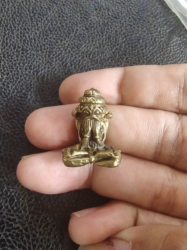 100.-พระปิดตายันต์ยุ่ง เนื้อทองเหลือง ไม่ทราบที่