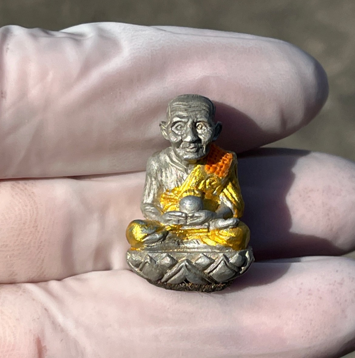 หลวงปู่ทวด หล่อเบ้าทุบ หลวงปู่ดู่ วัดสะแก เนื้อเงินยวง แจกกรรมการ ปลุกเสกปี 2536 แล้วนำมาให้บูชาปี 2540